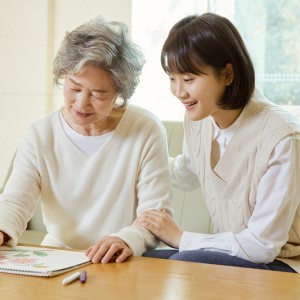 지역 어르신들과 따뜻한 마음을 나누는 말벗 봉사활동 이미지