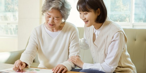 지역 어르신들과 따뜻한 마음을 나누는 말벗 봉사활동 이미지
